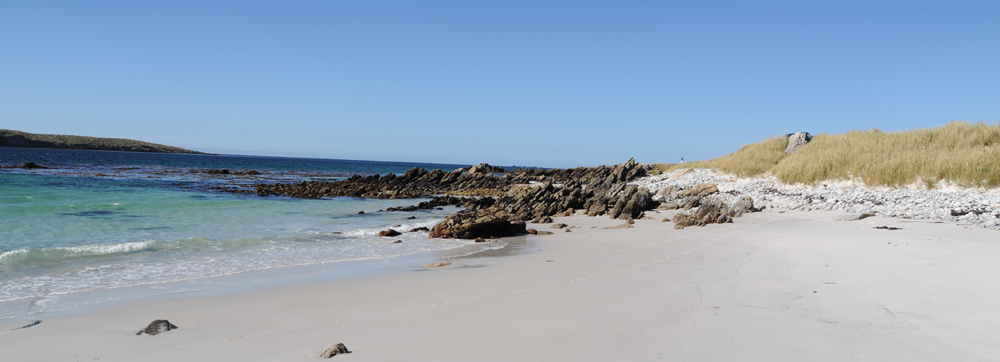 Links, picture of sand beach towards the lighthouse